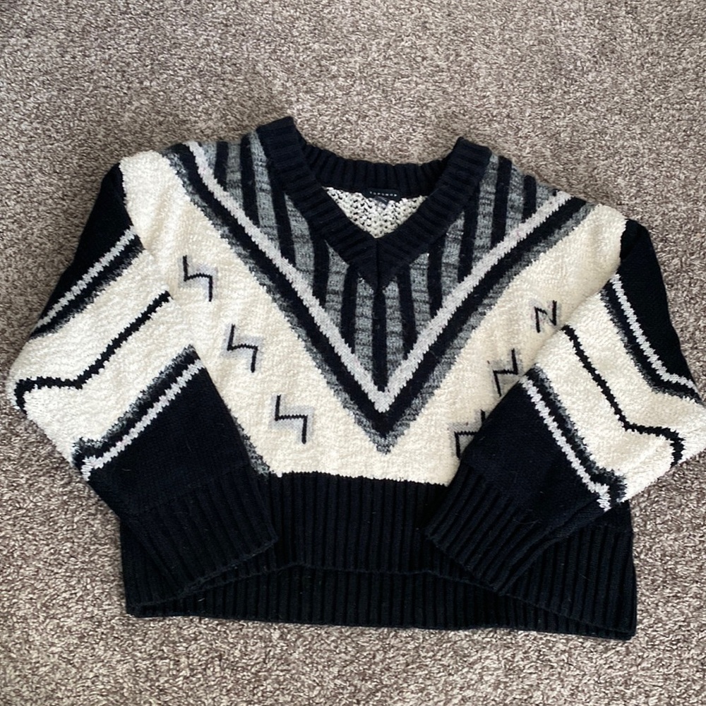 TOPSHOP Black and White Patterned V-Neck Sweater